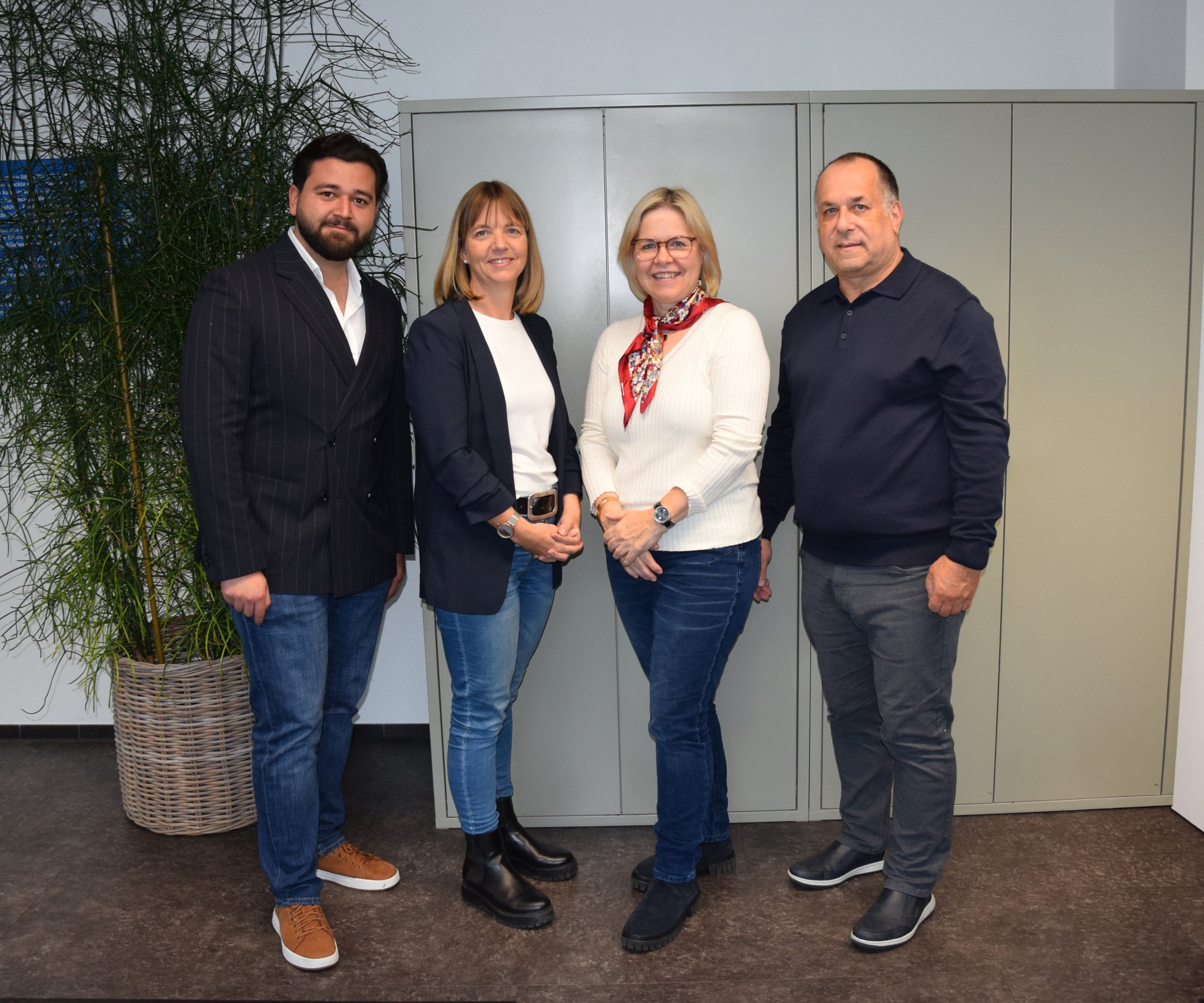 Illustration von sechs Geschäftspersonen in Businesskleidung